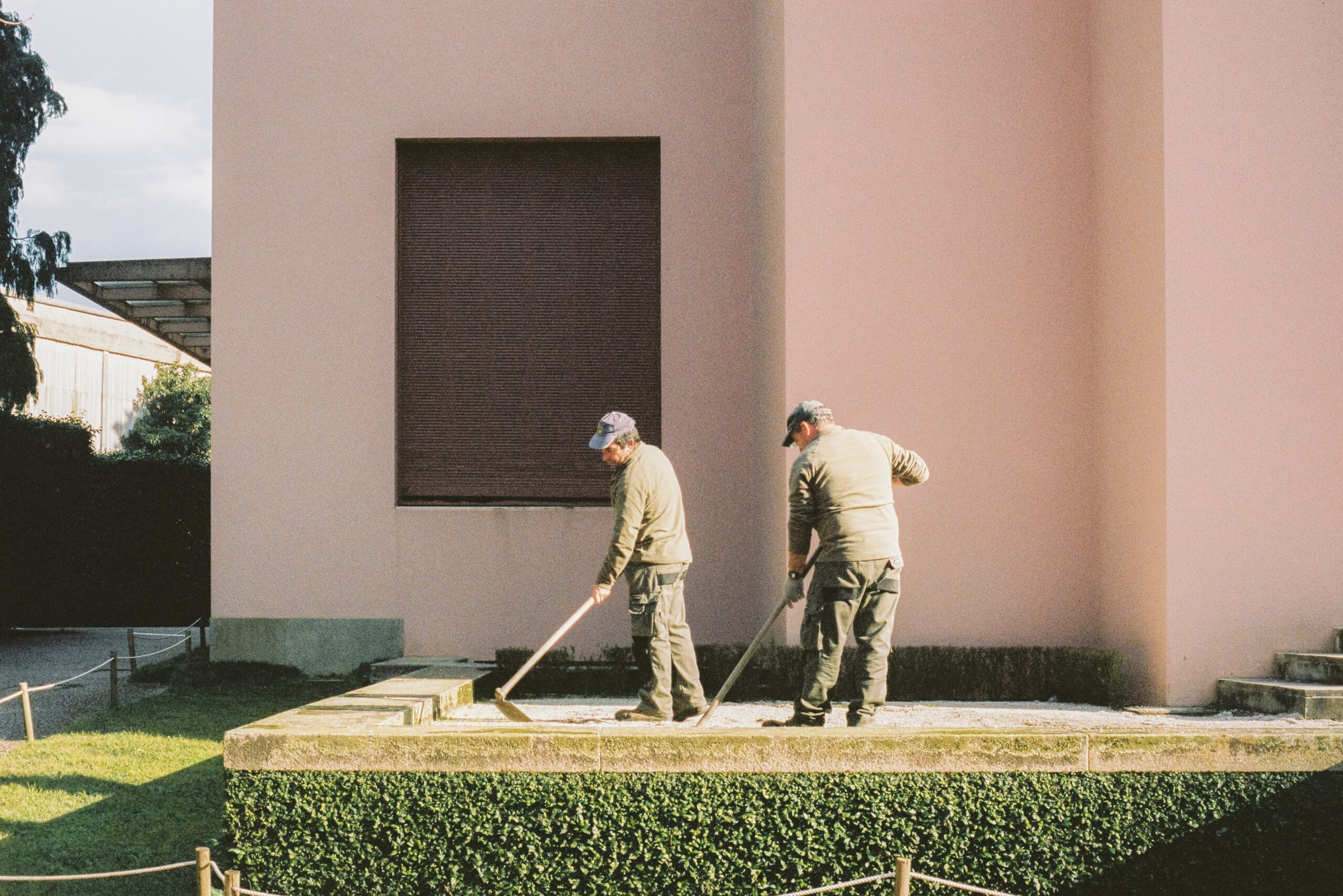 Photo de deux jardiniers entrain de travailler, Jardinier et Paysagiste à Bruges et Bordeaux